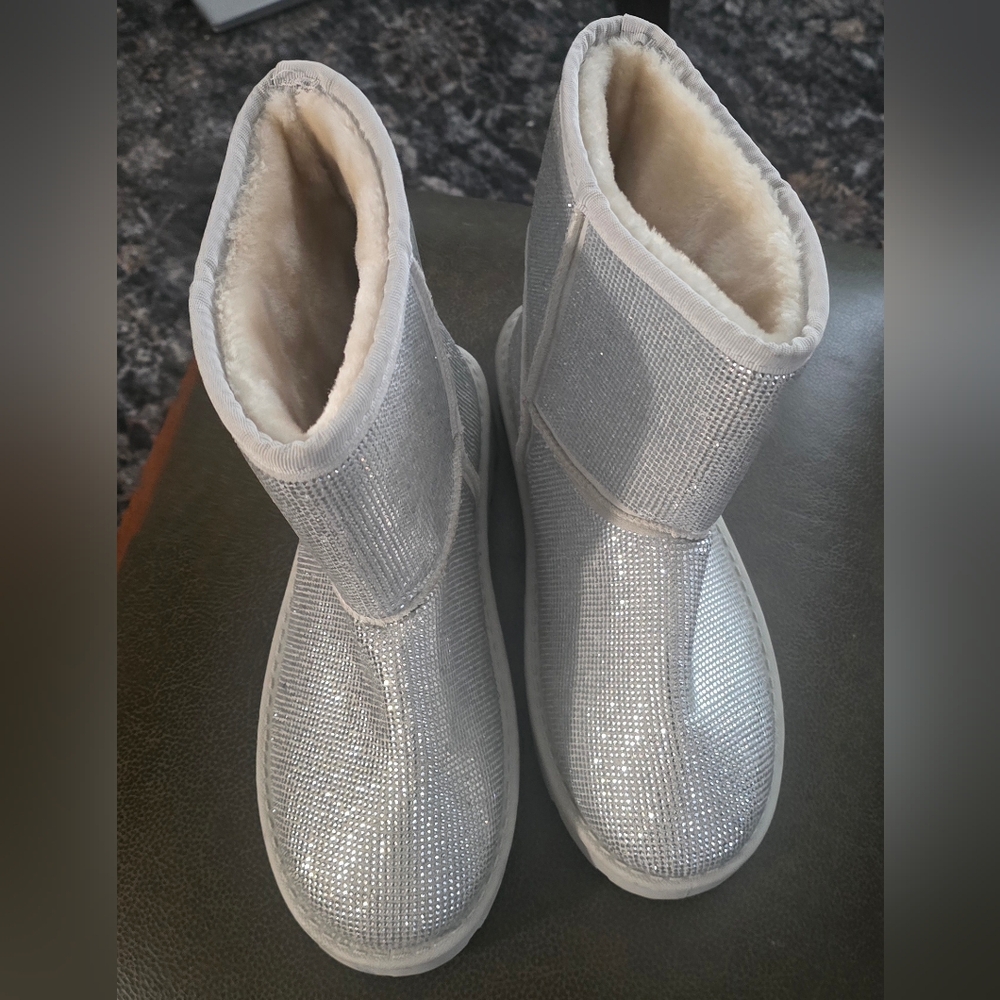 Womens BAMBOO Silver Glitter Pull On Ankle BOOTS Sz 8 NWOT